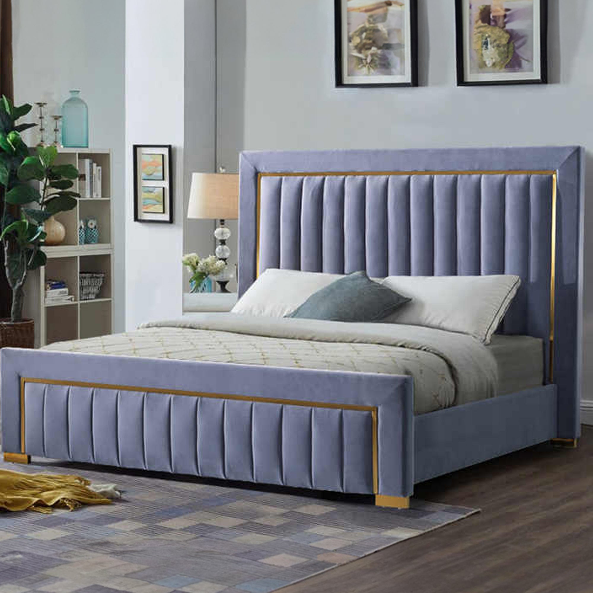 Queen size bed, designed with a bed in king size for ultimate comfort.